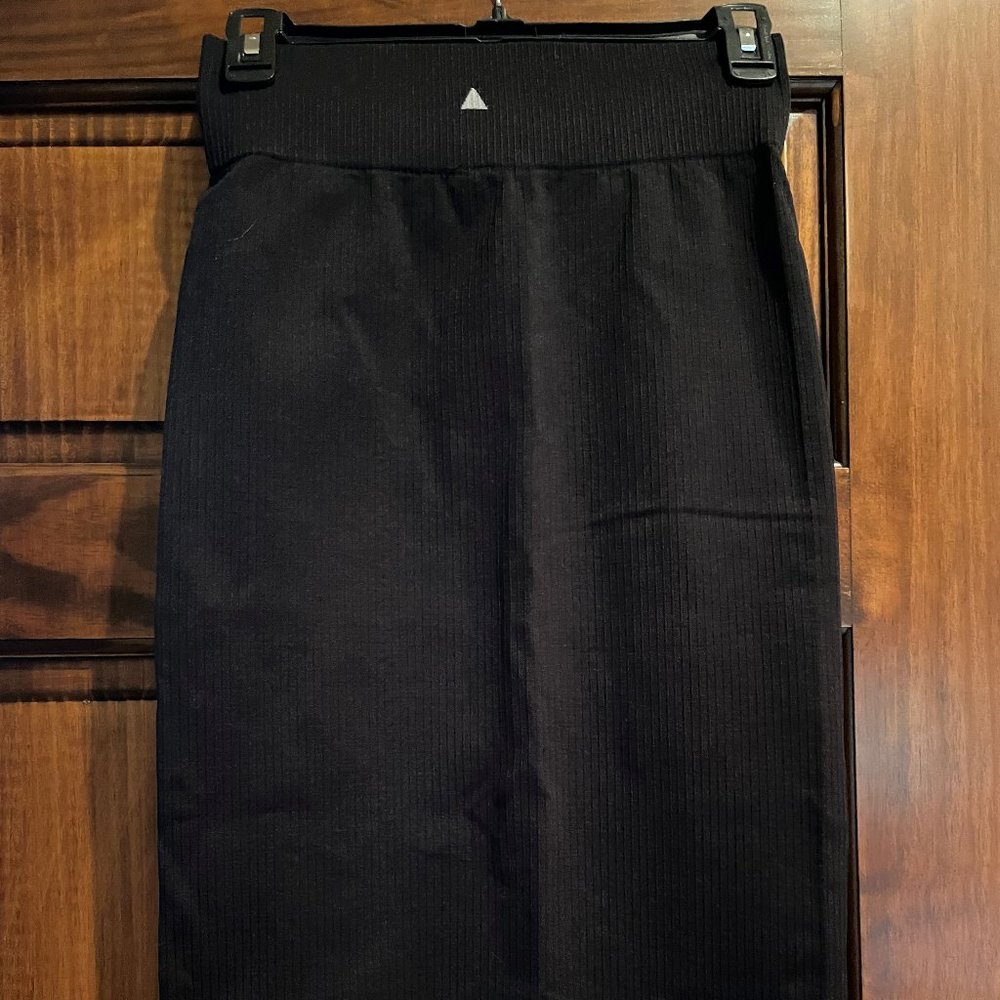 THE LINEAR MIDI SKIRT